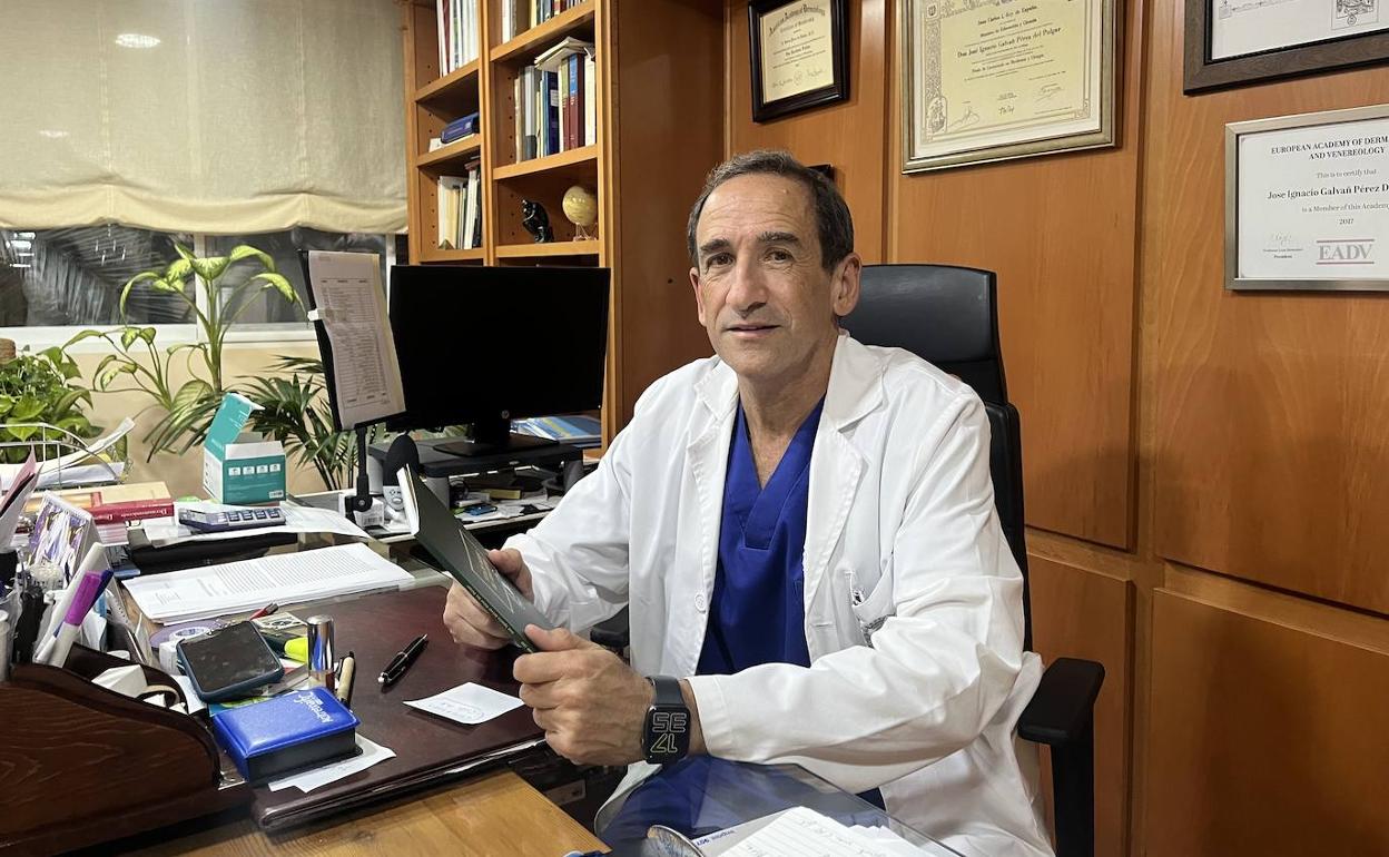 José Ignacio Galvañ Pérez del Pulgar, en su consulta de Alameda de Colón. 