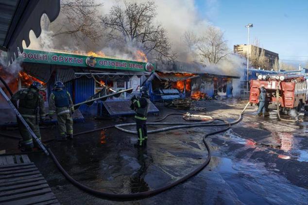 Fotos: Ucrania bombardea un mercado en Donetsk