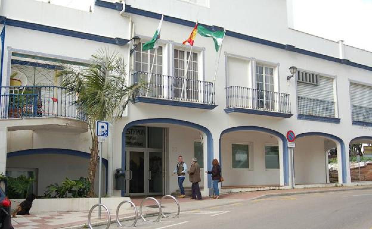 El Ayuntamiento de Estepona nombra Hijos Adoptivos a Miguel Poveda y Juan Magán