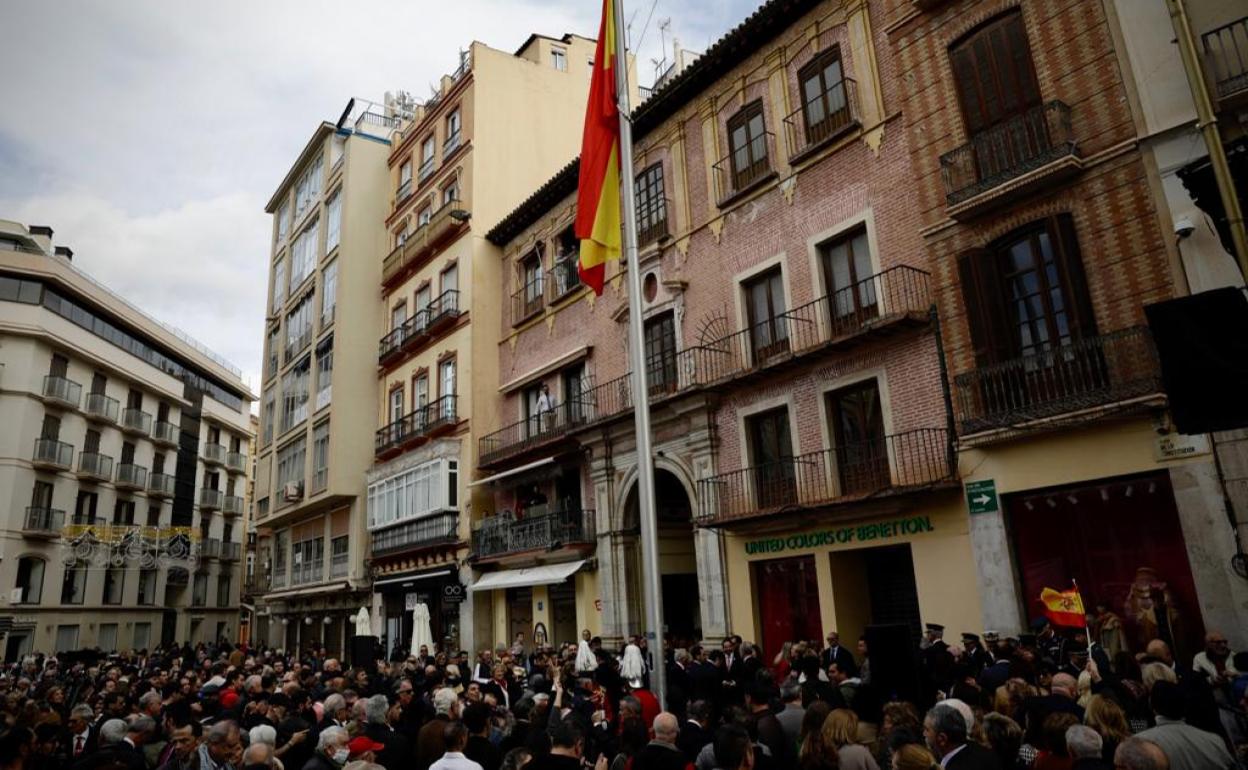 Vista de la plaza de la Constitución tras el izado de la bandera nacional.