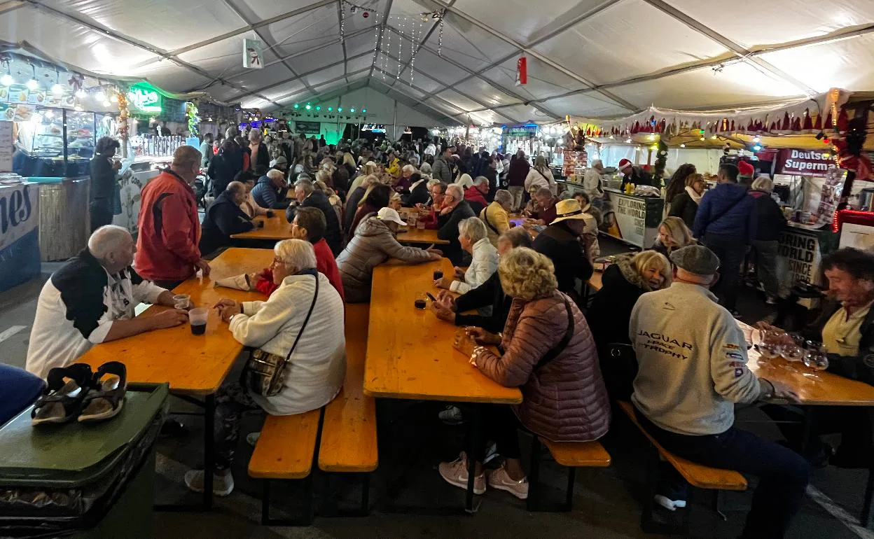 Ambiente en el mercado navideño de Torrox Costa en la tarde de este martes, Día de la Constitución. 