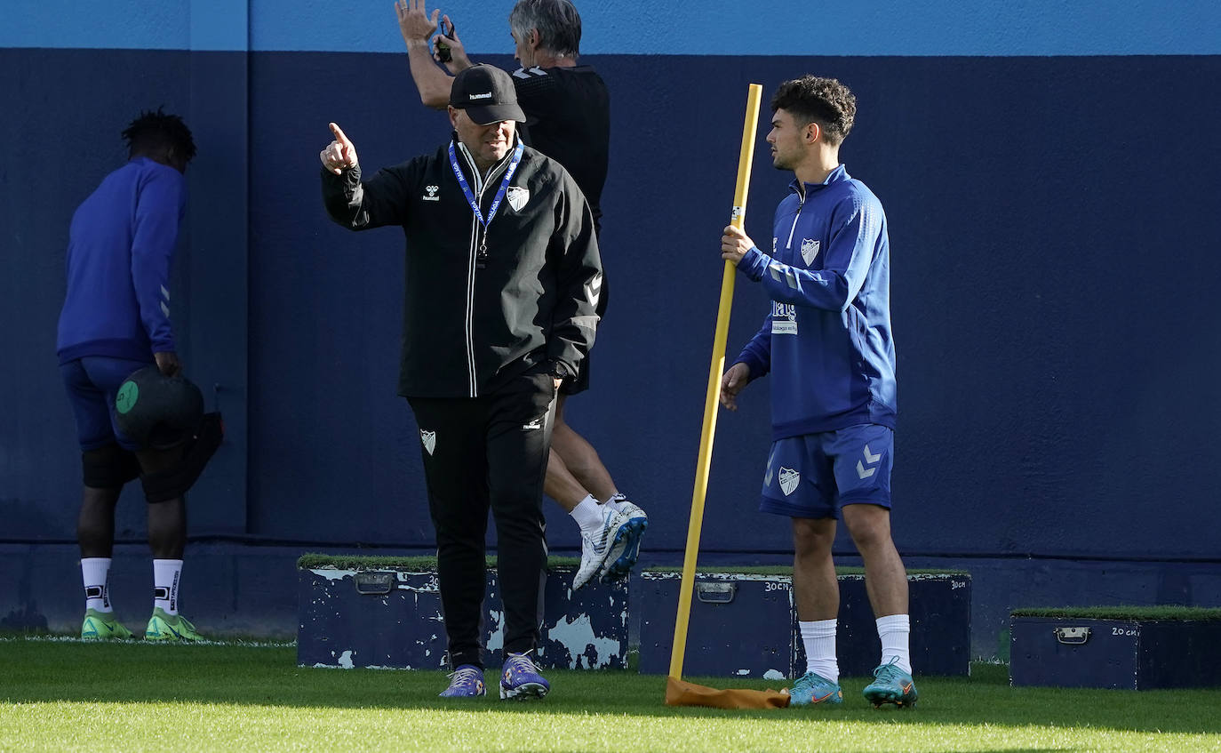 Pepe Mel (d) da instrucciones al canterano Juanmita durante el entrenamiento de este martes en el Anexo de La Rosaleda. El técnico le ha llamado ante la falta de expecialistas de banda.