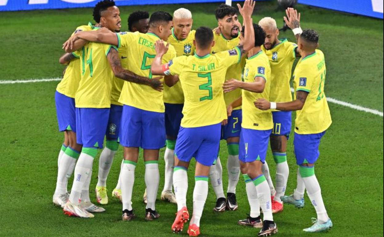 Los jugadores de Brasil celebran uno de los goles de la 'Canarinha' a Corea del Sur.
