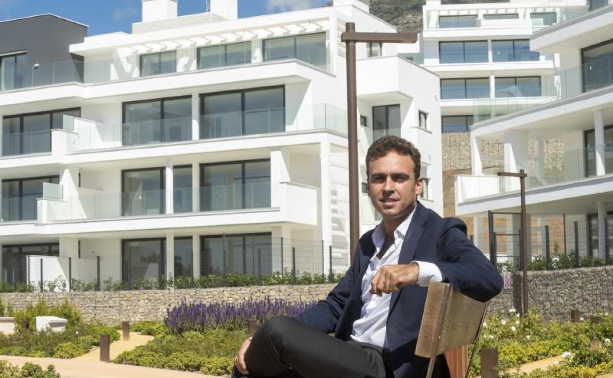 Ignacio Peinado, en los jardines de una de las urbanizaciones que ha desarrollado en la Costa. 