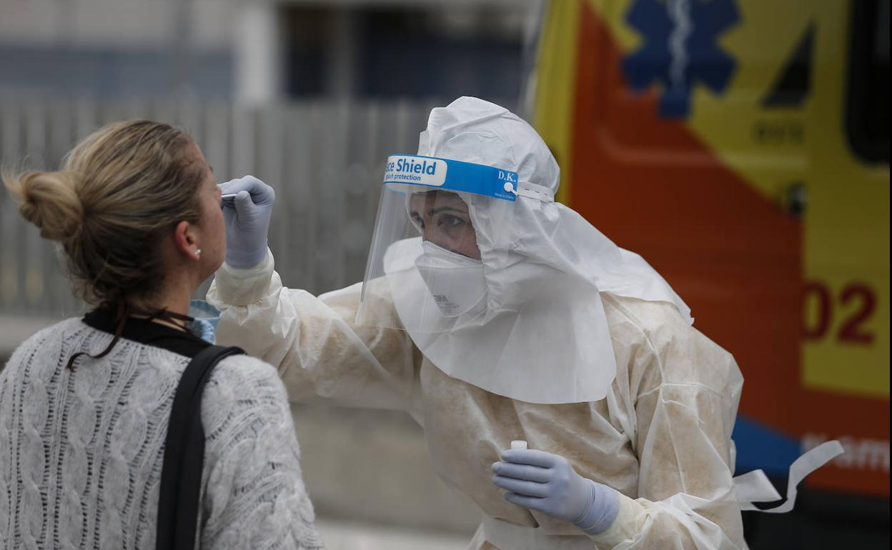 Una profesional sanitaria toma una muestra para confirmar o descartar el Covid. 