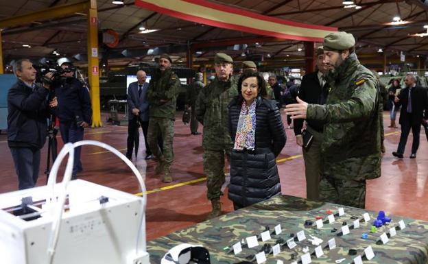 Margarita Robles realiza una visita al acuartelamiento San Cristóbal, en Madrid.