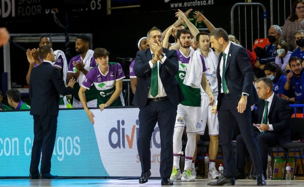 Los jugadores del banquillo del Unicaja y el cuerpo técnico aplaude la sobresaliente actuación de los jugadores el sábado en Fuenlabrada. 