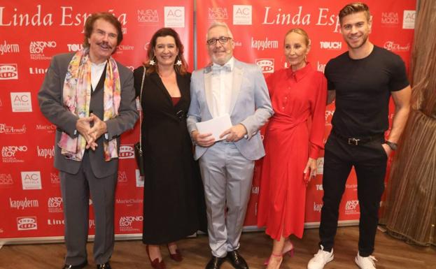 Imagen principal - Arriba, Edmundo Arrocet, Esperanza González, Eduardo Banderas, María José González y Adrián Pedraja. En la segunda imagen, las 12 aspirantes a Linda España 2022 con los diseños de Jesús Segado. En la última foto, el diseñador Jesús Segado recibe la ovación del público. sur