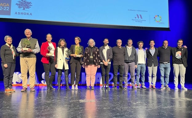 Imagen principal - Los reconocidos junto a otros emprendedores de la red de Ashoka (arriba); Mireia Vargas al entregar el premio a Jesús Garzón (izquierda); el Alto Comisionado para España Nación Emprendedora, Francisco Polo, junto a la presentadora Antonella Broglia. 