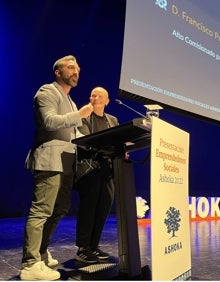 Imagen secundaria 2 - Los reconocidos junto a otros emprendedores de la red de Ashoka (arriba); Mireia Vargas al entregar el premio a Jesús Garzón (izquierda); el Alto Comisionado para España Nación Emprendedora, Francisco Polo, junto a la presentadora Antonella Broglia. 