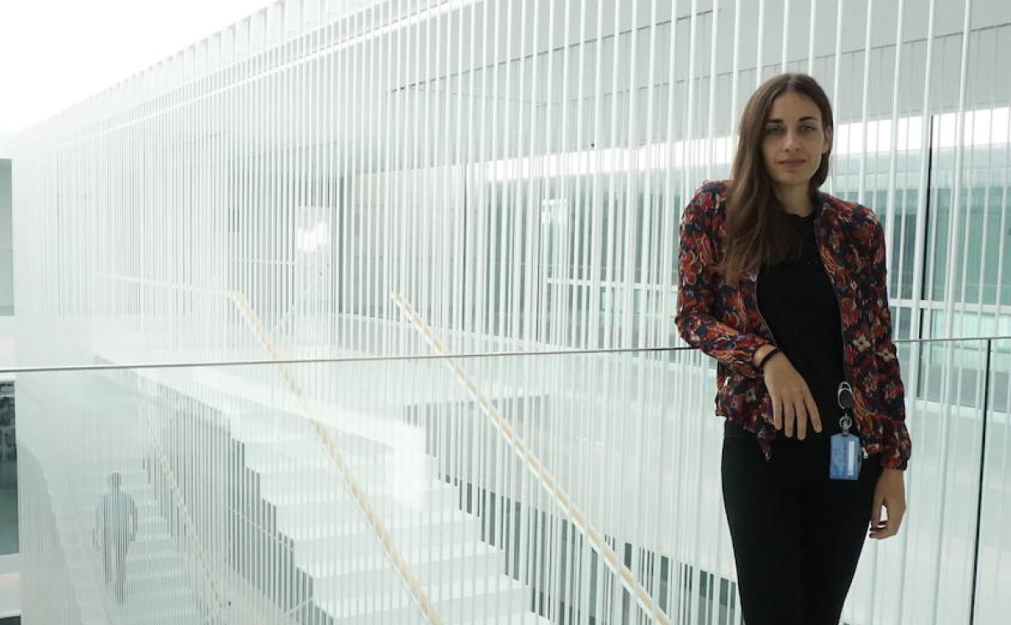 La investigadora Diana López-Barroso posa en el interior de la nueva Facultad de Psicología. 