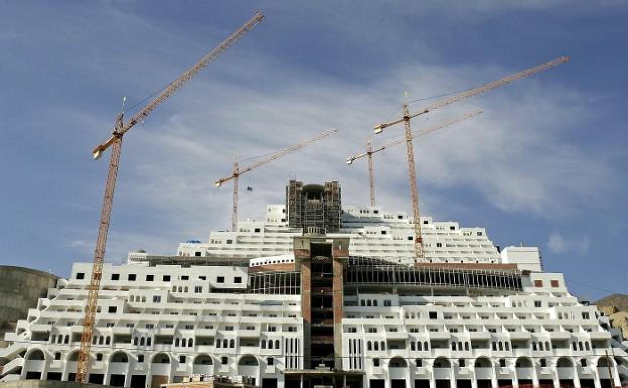 Imagen de archivo del hotel Algarrobico, construido en el parque natural almeriense de Cabo de Gata, en Carboneras