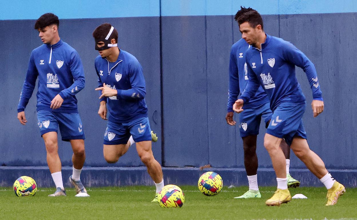 Bustinza, en el centro con un aparatoso protector, en la sesión de este miércoles. 