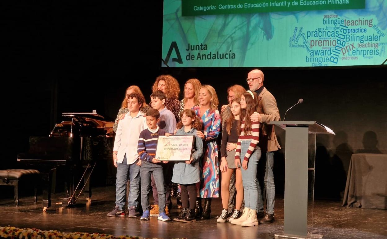 Alumnos y profesores del colegio Rosa de Gálvez, en la entrega de premios. 