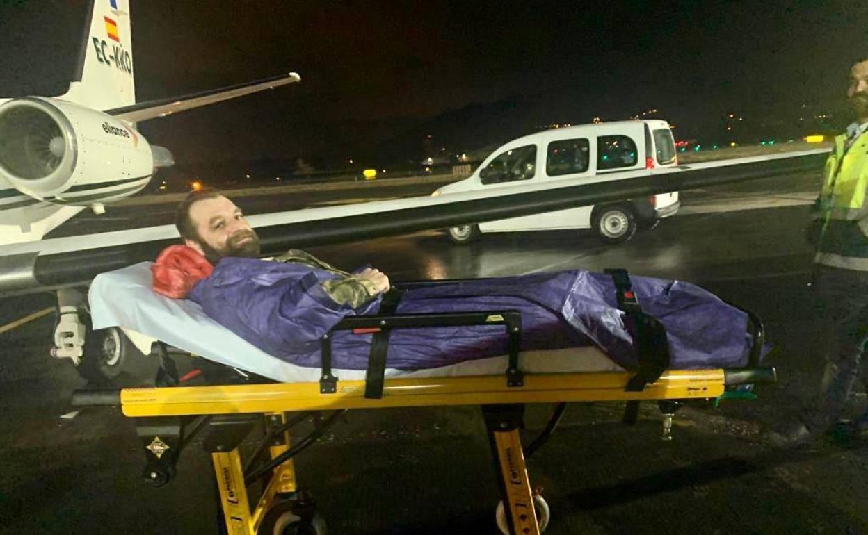 Álex llegó a Málaga en un avión medicalizado procedente de Cracovia. 