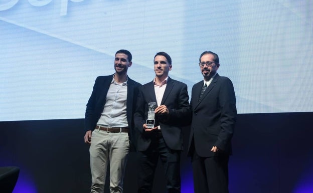 El capitán del equipo, Miguel Conde, junto al segundo capitán, Óscar Muñoz y el redactor-jefe de SUR, Sergio Cortés. 