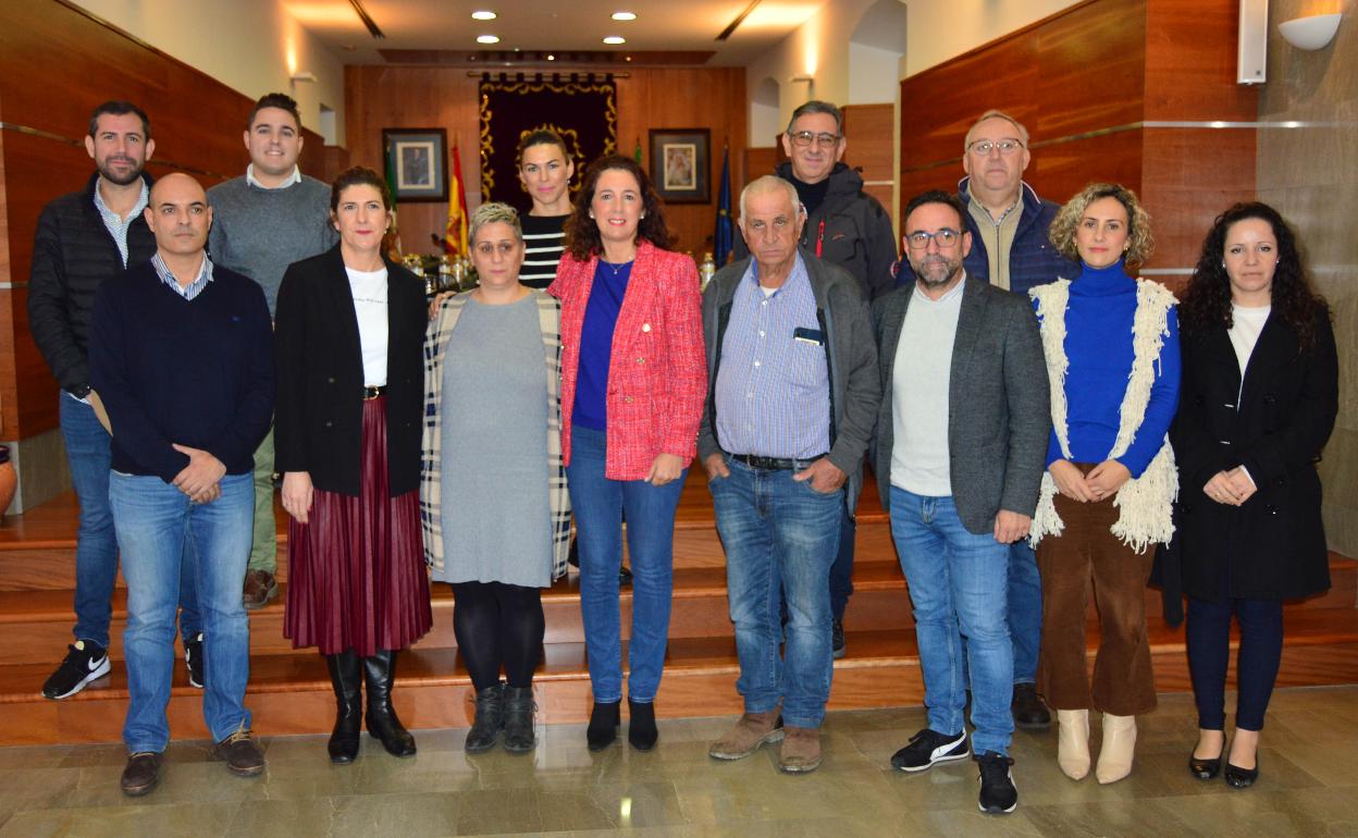 La familia de Lucía Vivar, junto al equipo de gobierno.