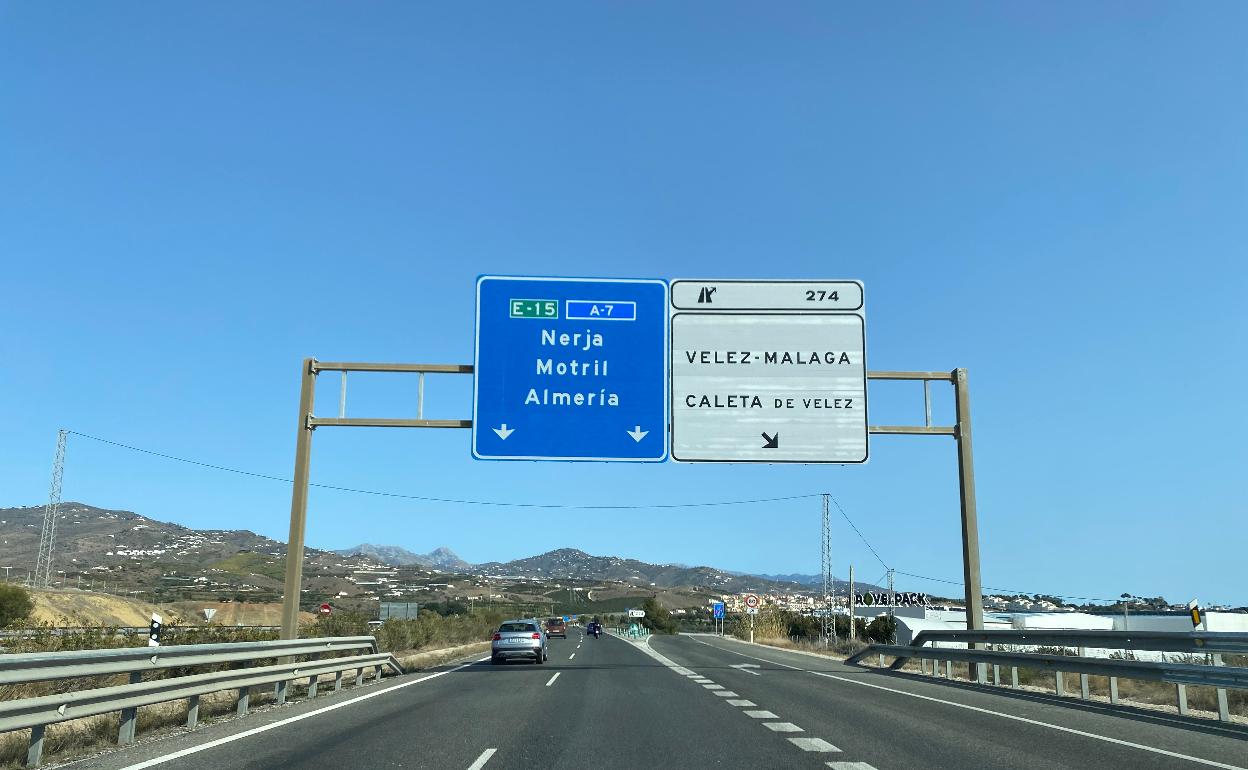 Imagen de la autovía del Mediterráneo A-7 a su paso por el semienlace de Caleta de Vélez. 