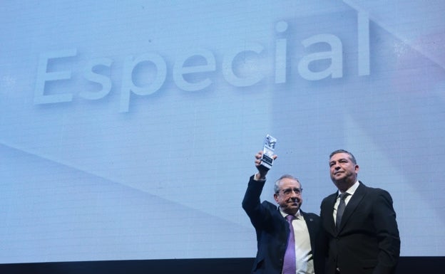 El rector de la Universidad de Málaga, José Ángel Narváez, con el galardón de Malagueño del Año, junto a Javier Recio, subdirector de SUR. 