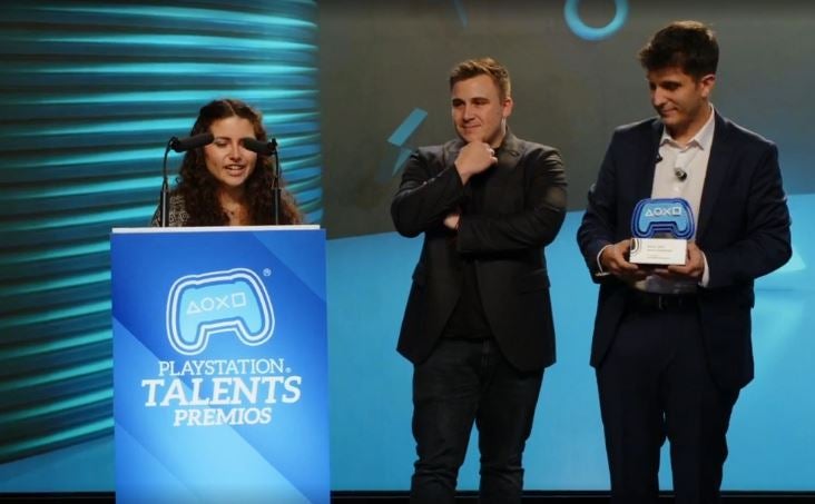 Virginia Montes y Fernando Pérez, de Octoforce Games, con el presentador de la gala