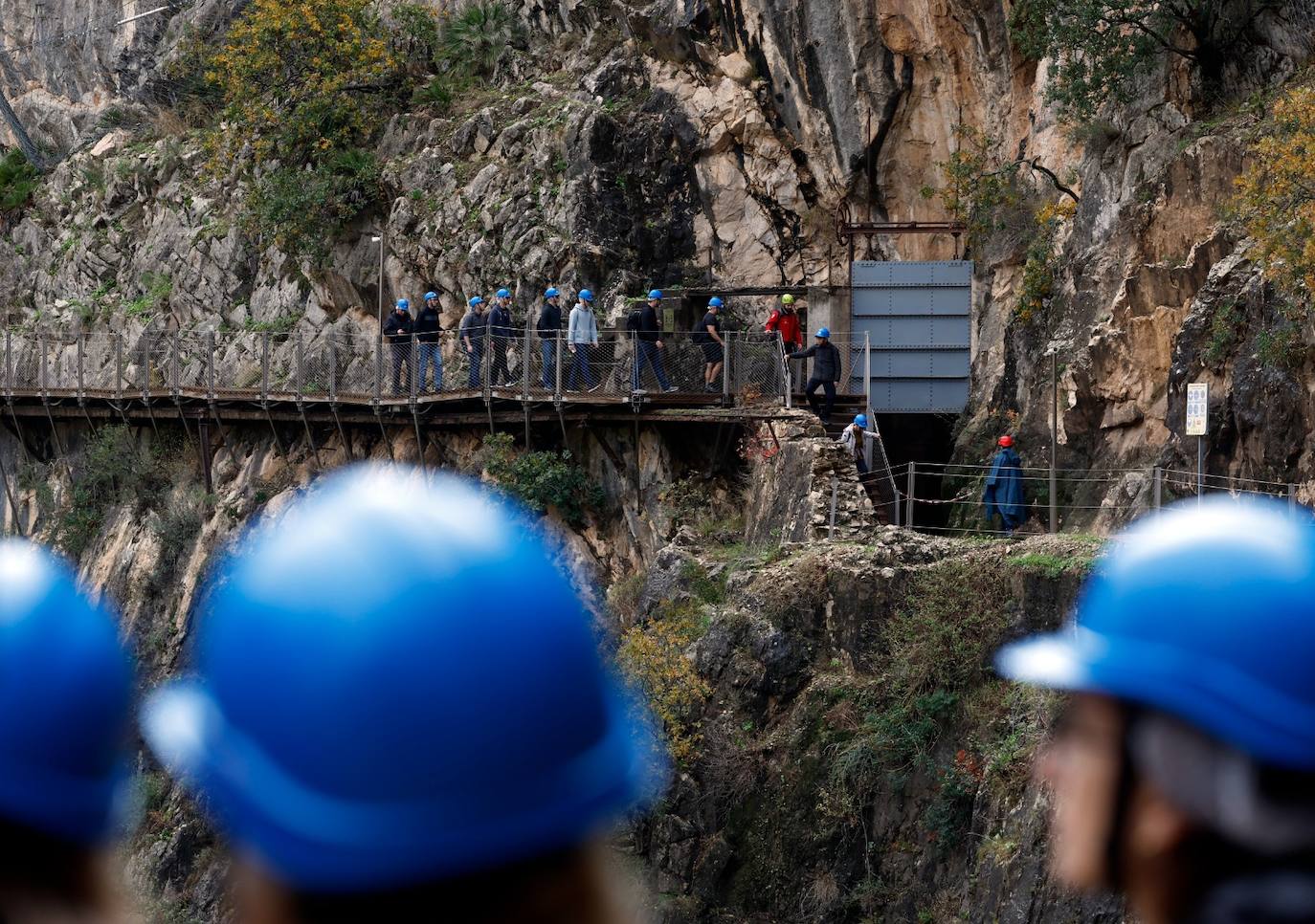 La entrada y salida se realiza por el acceso sur, en la barriada de El Chorro en Álora 