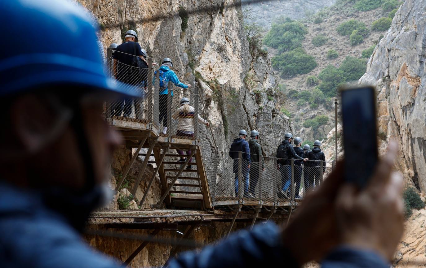 La entrada y salida se realiza por el acceso sur, en la barriada de El Chorro en Álora 