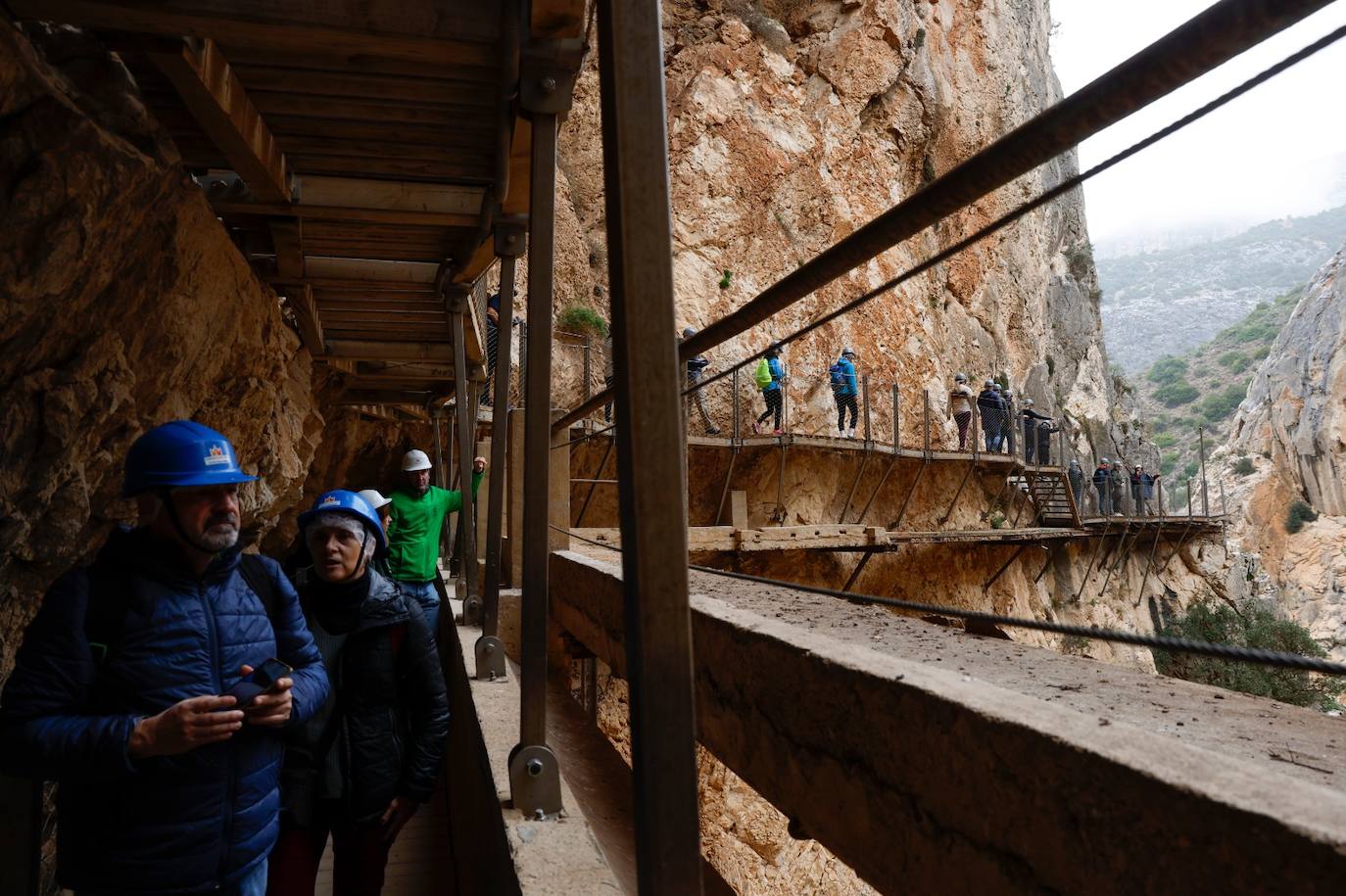 La entrada y salida se realiza por el acceso sur, en la barriada de El Chorro en Álora 