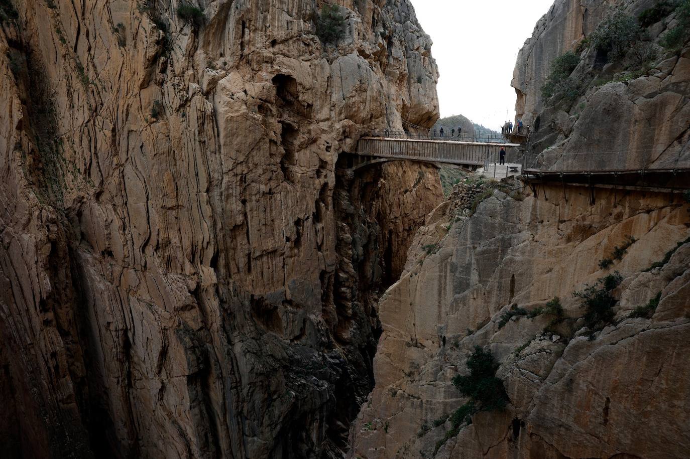 La entrada y salida se realiza por el acceso sur, en la barriada de El Chorro en Álora 