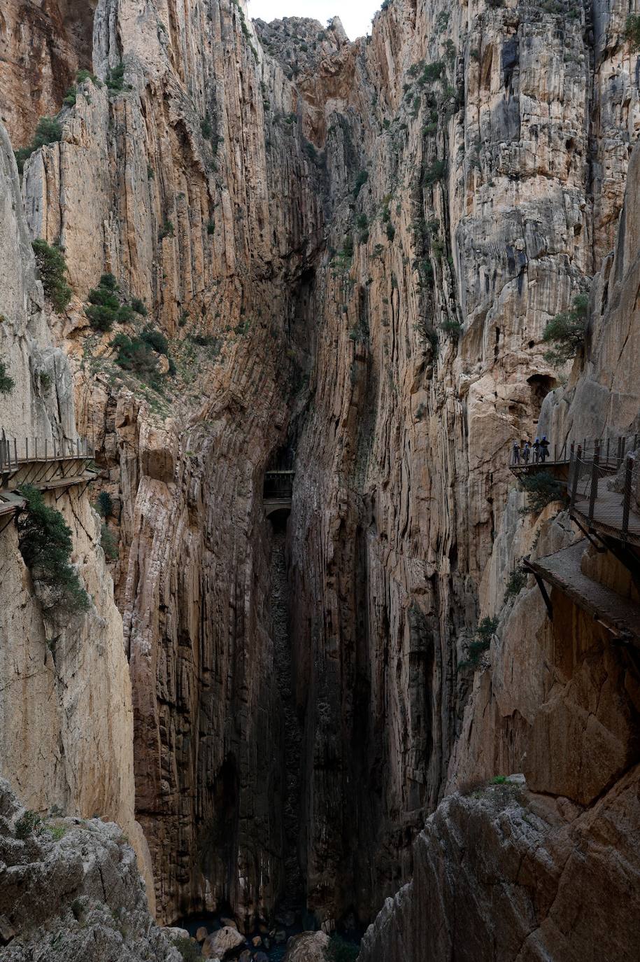 La entrada y salida se realiza por el acceso sur, en la barriada de El Chorro en Álora 