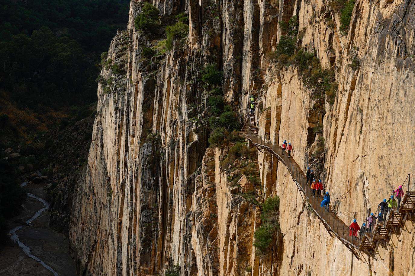 La entrada y salida se realiza por el acceso sur, en la barriada de El Chorro en Álora 