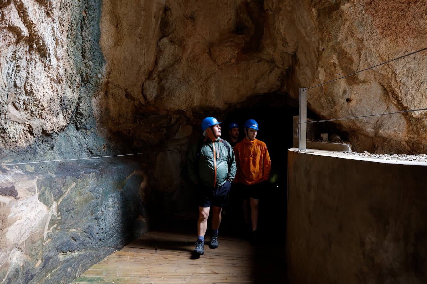 La entrada y salida se realiza por el acceso sur, en la barriada de El Chorro en Álora 