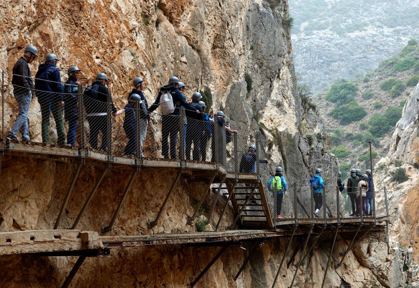 La entrada y salida se realiza por el acceso sur, en la barriada de El Chorro en Álora 