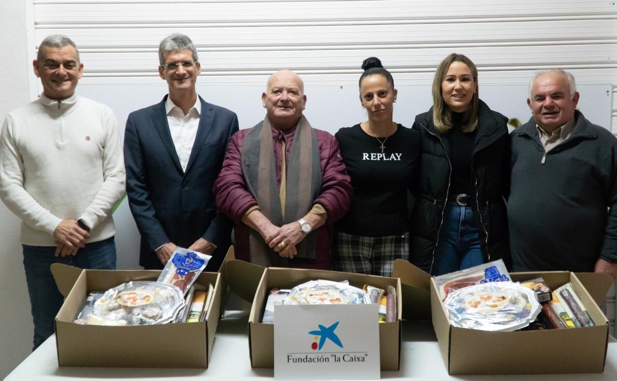 Acto de entrega de las cestas navideñas para las familias en riesgo de exclusión en Nerja. 