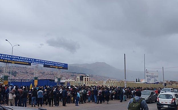 Imagen principal - Imágenes que muestran el exterior del aeropuerto de Cusco, que permanece cerrado. 