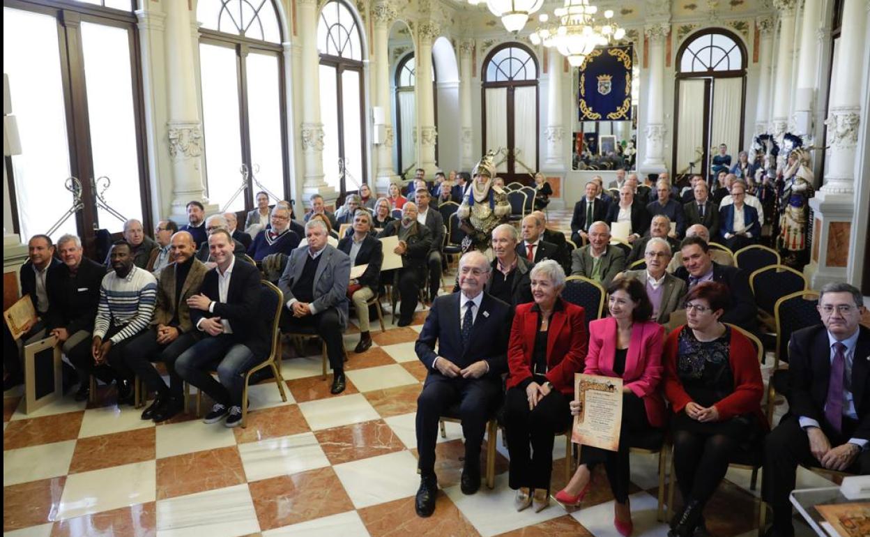 Foto de familia con todos los representantes de los Reyes Magos desde 1983. 