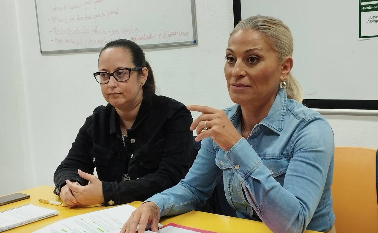 La candidata Victoria Morales, en primer plano, junto a su compañera de formación, Maica Machuca. 