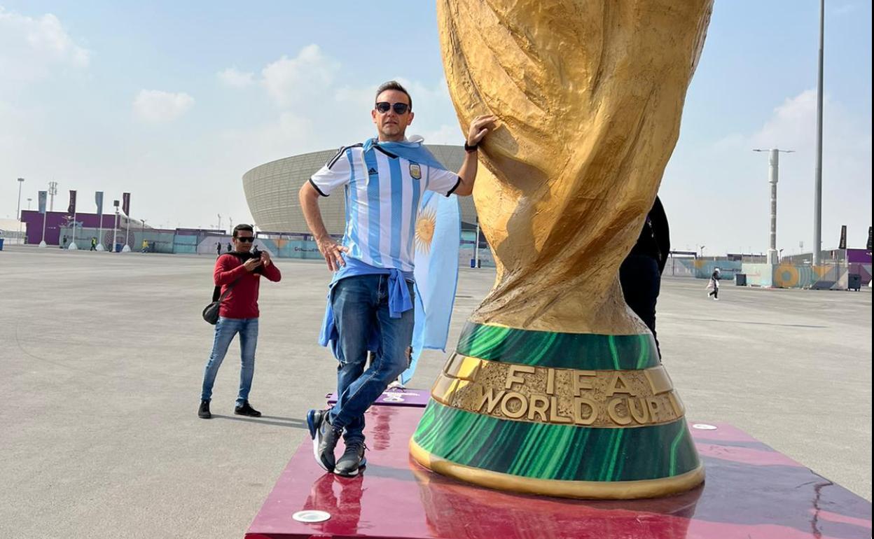 Leo Portolesi, frente el Losail Stadium, donde se juega este domingo la final entre Argentina y Francia. 