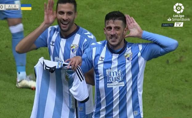 Chavarría celebra su gol ante el Alavés junto a Burgos con una camiseta de Argentina