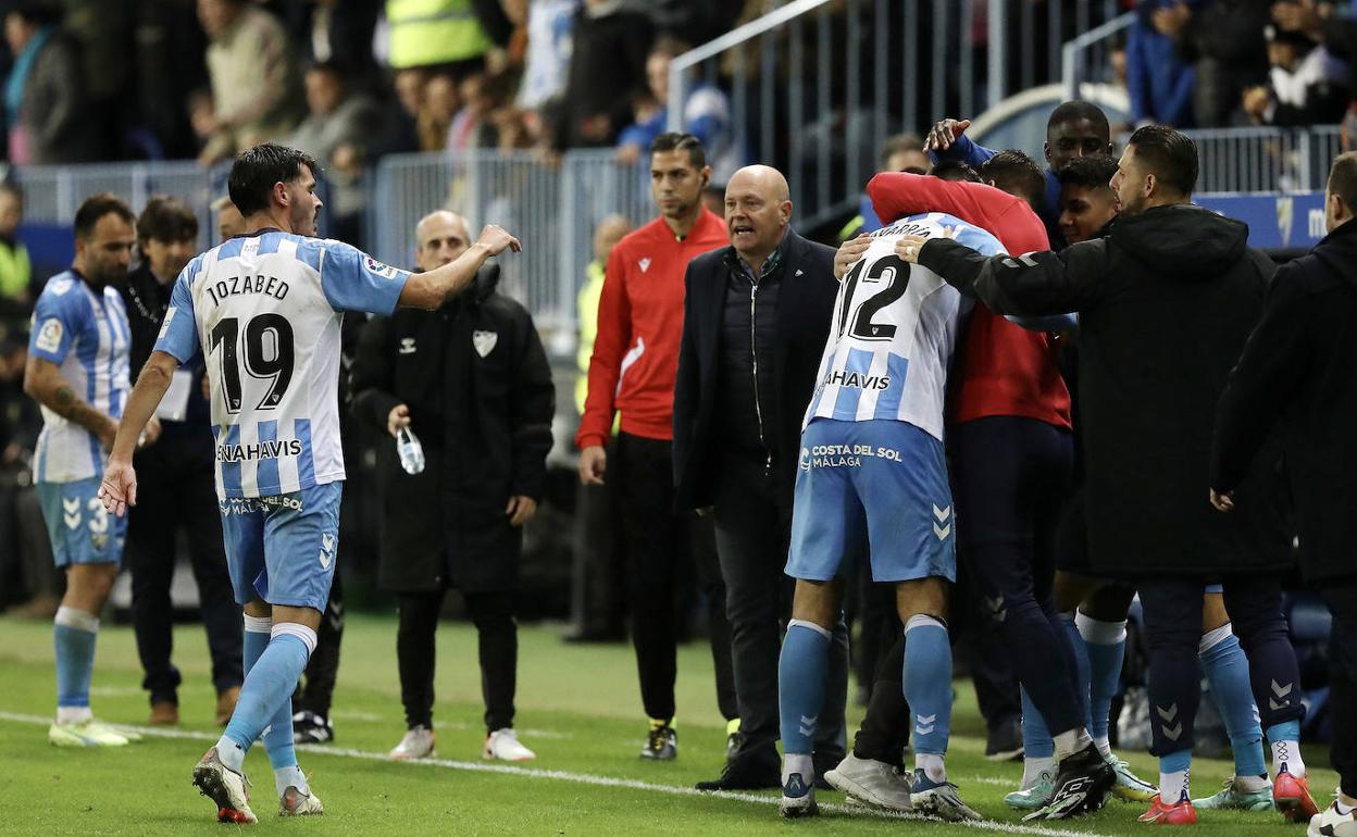 Chavarría (de espaldas) es abrazado por componentes el banquillo anoche después de marcar el único gol del partido. 