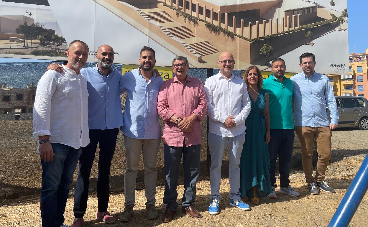 Integrantes del equipo de gobierno bipartito veleño, en la colocación de la primera piedra el pasado verano. 