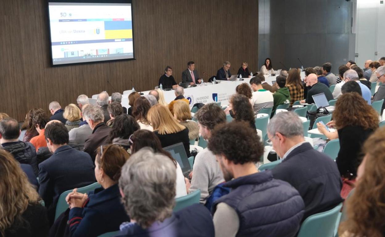 Un momento de la sesión del Claustro de este lunes, celebrado en el salón de actos de la Facultad de Psicología y Logopedia. 