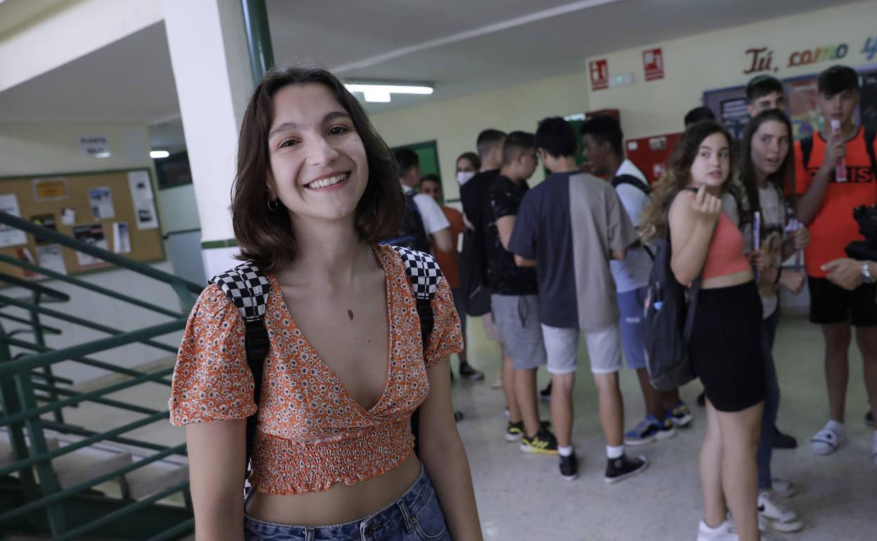 Elisa, en el instituto Emilio Prados, donde estudió Bachillerato. 