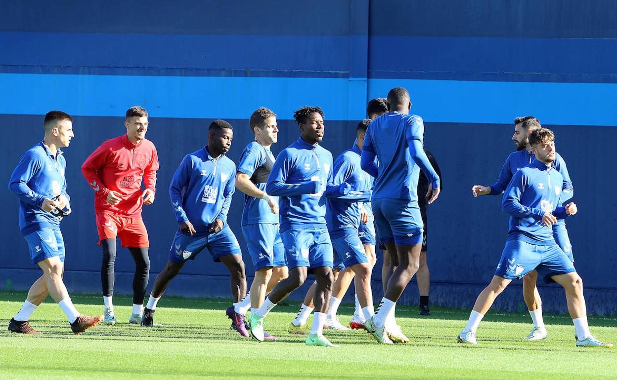 Jugadores del Málaga, durante el entrenamiento de este lunes. 