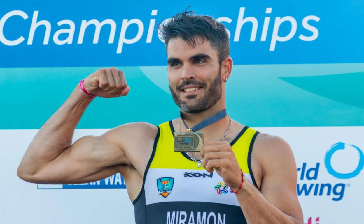 Adrián Miramón, en el podio con su medalla de oro en el Mundial. 