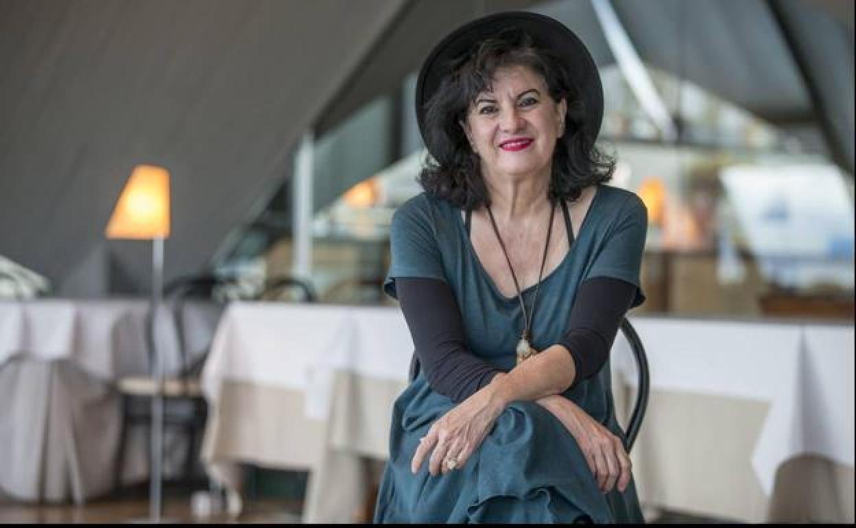 Luque es poetisa, traductora y gestora cultural.