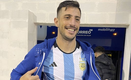 Pablo Chavarría luce orgulloso la camiseta de Argentina. 