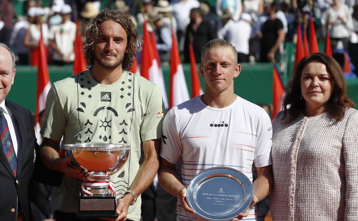 Alejandro Davidovich (de blanco), con el trofeo del subcampeón en el Masters 1.000 de Montecarlo. 