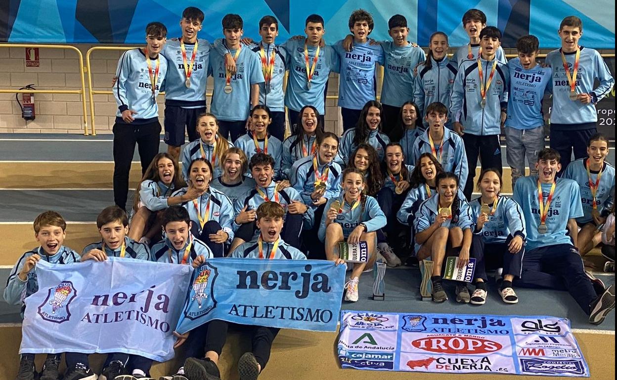 Los equipos masculino y femenino sub-16 del conjunto celeste, en la pista de Antequera. 