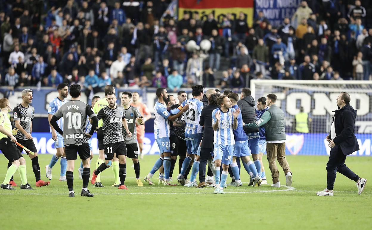 Momento de tensión entre jugadores del Málaga y el Alavés.