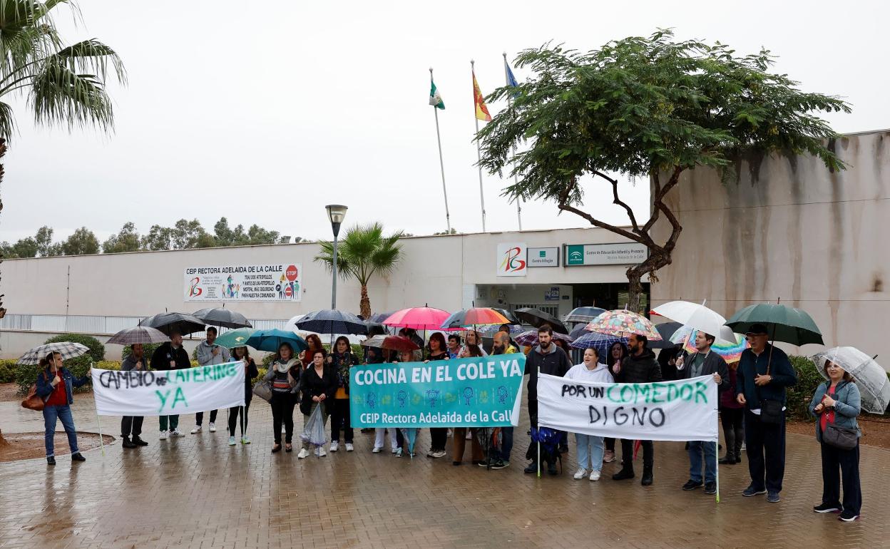 Una de las recientes protestas de madres y padres de alumnos por el servicio de comedor. 